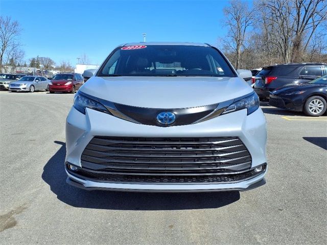 2022 Toyota Sienna XLE Woodland Edition