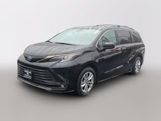 2022 Toyota Sienna XLE Woodland Edition