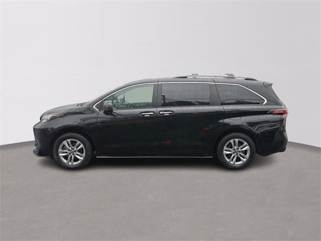 2022 Toyota Sienna XLE Woodland Edition