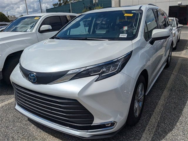 2022 Toyota Sienna XLE