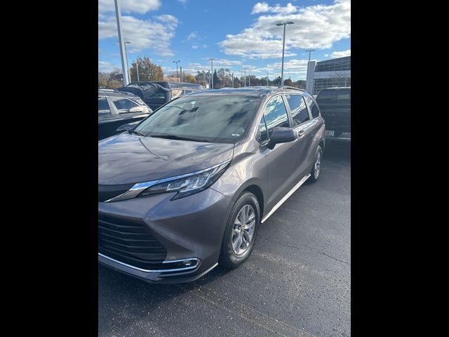 2022 Toyota Sienna XLE