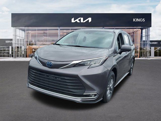 2022 Toyota Sienna XLE