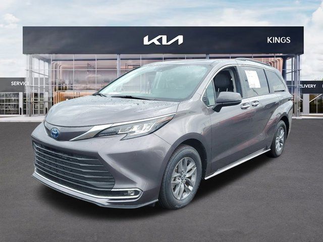 2022 Toyota Sienna XLE