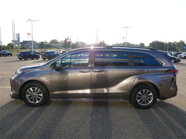 2022 Toyota Sienna XLE