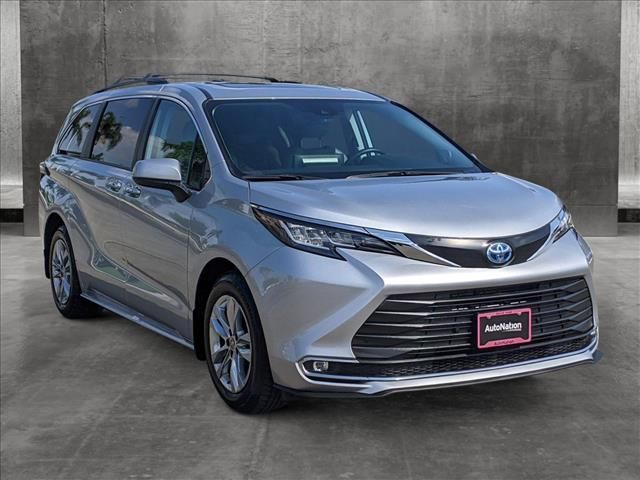 2022 Toyota Sienna XLE