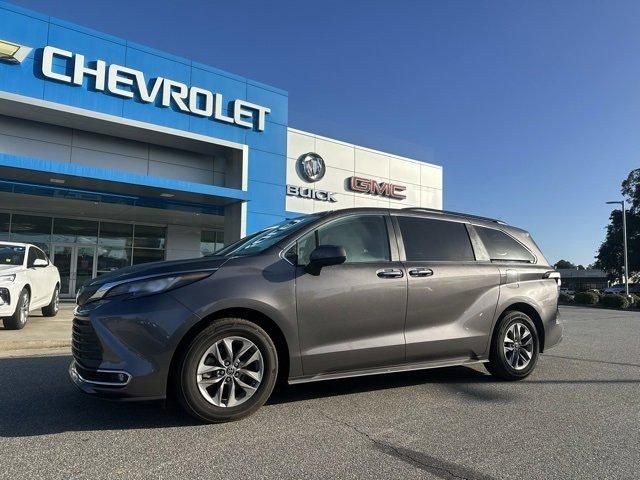 2022 Toyota Sienna XLE