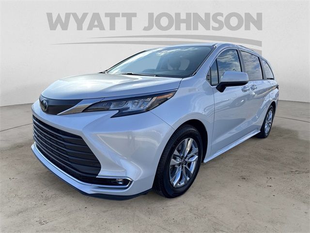 2022 Toyota Sienna XLE