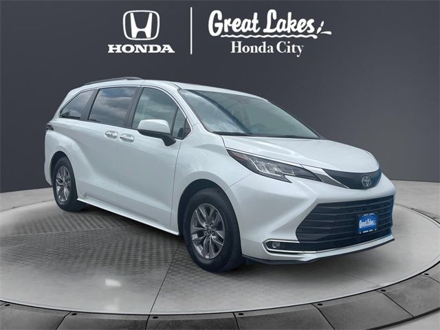 2022 Toyota Sienna XLE