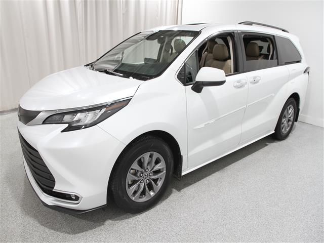 2022 Toyota Sienna XLE