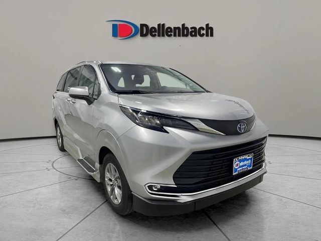 2022 Toyota Sienna XLE