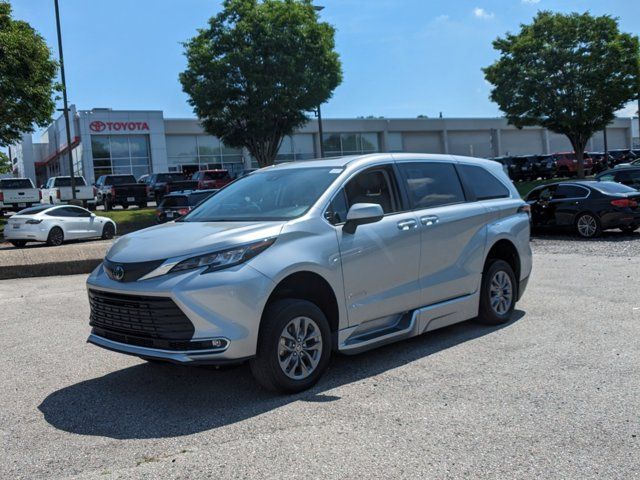 2022 Toyota Sienna XLE