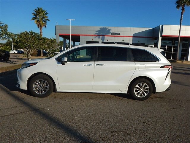 2022 Toyota Sienna XLE