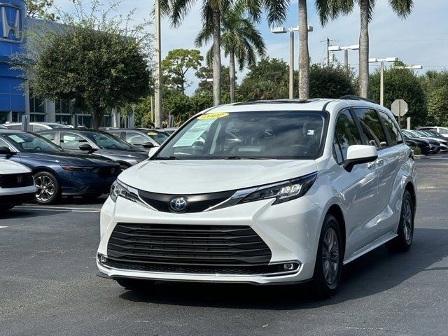 2022 Toyota Sienna XLE