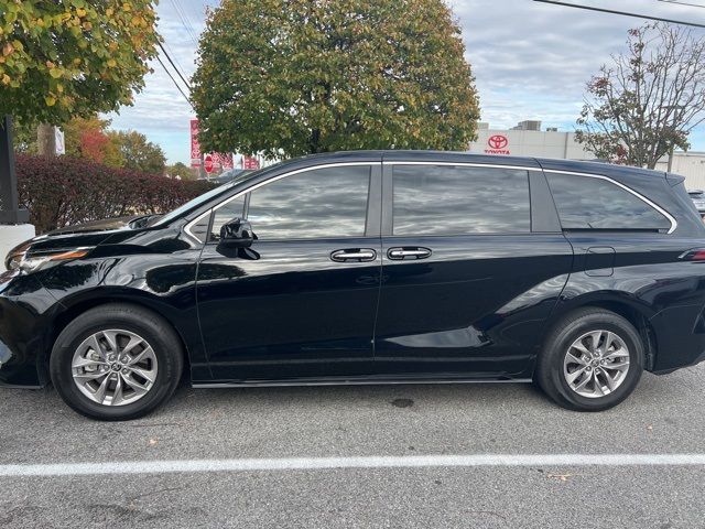 2022 Toyota Sienna XLE