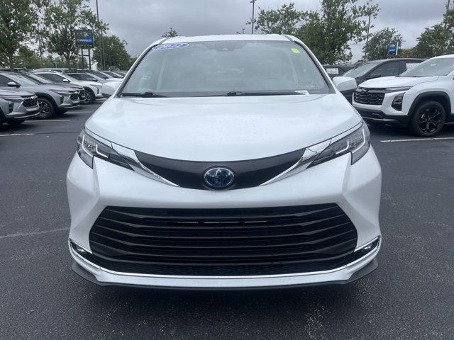 2022 Toyota Sienna XLE