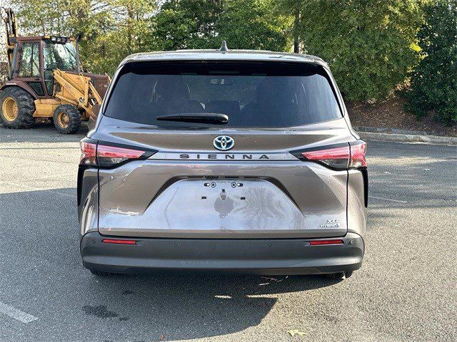 2022 Toyota Sienna XLE