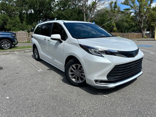 2022 Toyota Sienna XLE