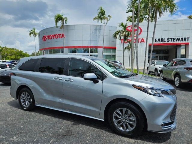 2022 Toyota Sienna XLE