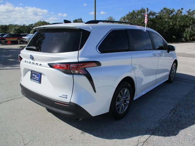 2022 Toyota Sienna XLE