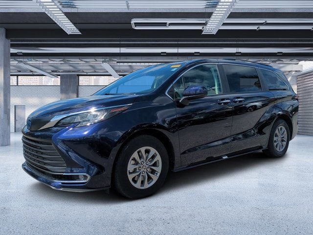 2022 Toyota Sienna XLE