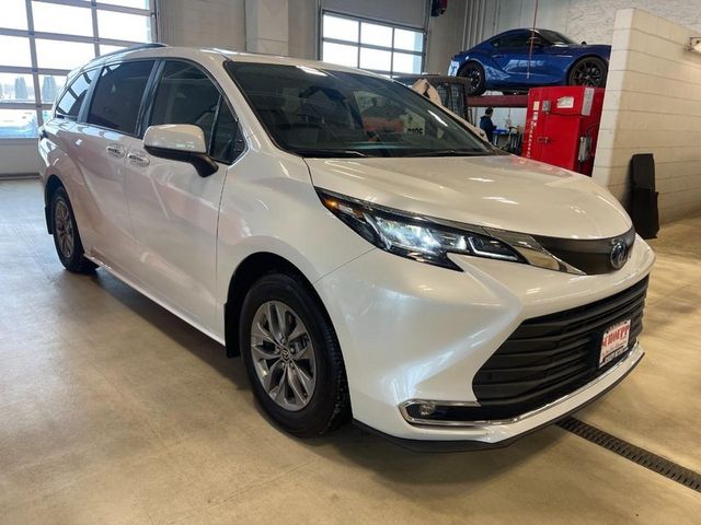 2022 Toyota Sienna XLE