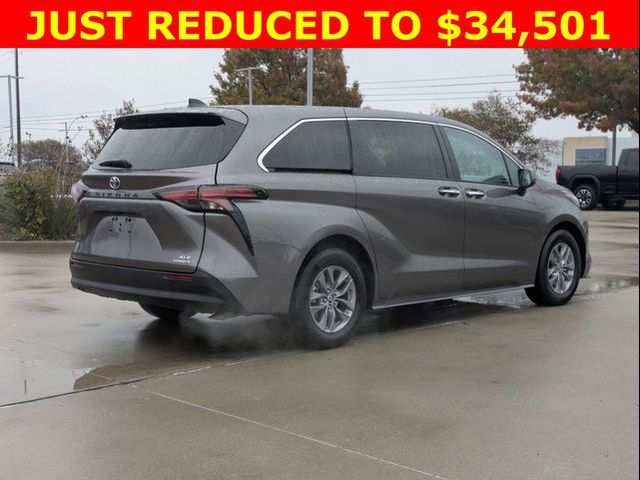 2022 Toyota Sienna XLE