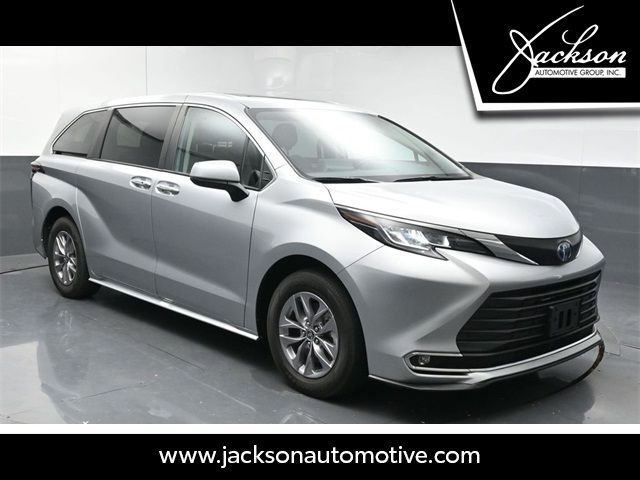 2022 Toyota Sienna XLE