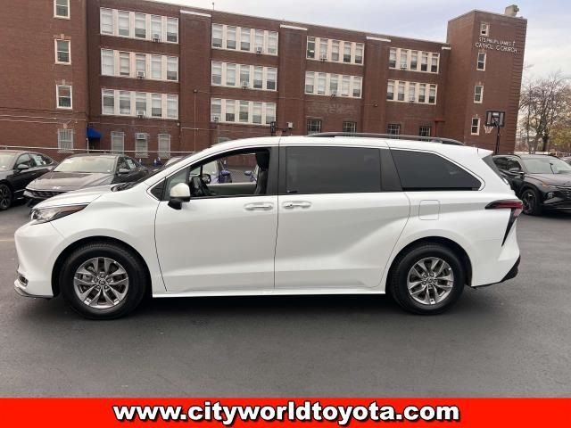 2022 Toyota Sienna XLE