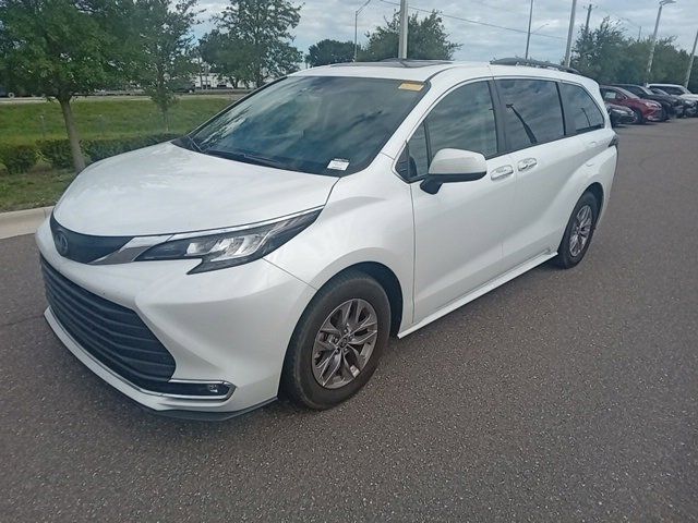 2022 Toyota Sienna XLE