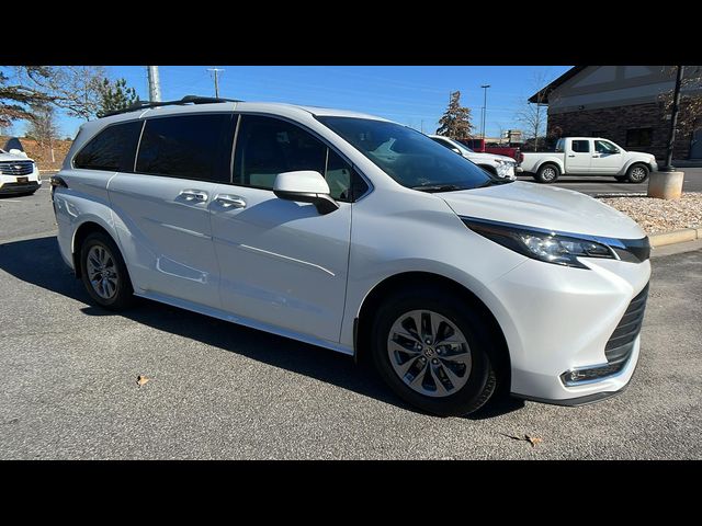 2022 Toyota Sienna XLE