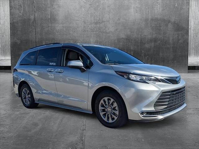 2022 Toyota Sienna XLE