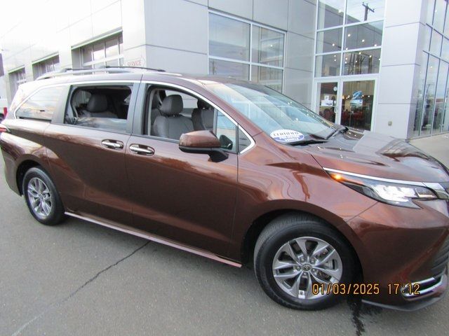 2022 Toyota Sienna XLE