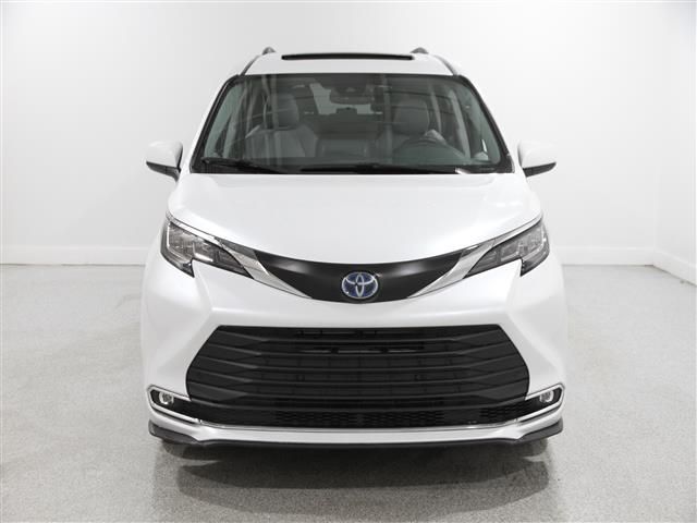 2022 Toyota Sienna XLE