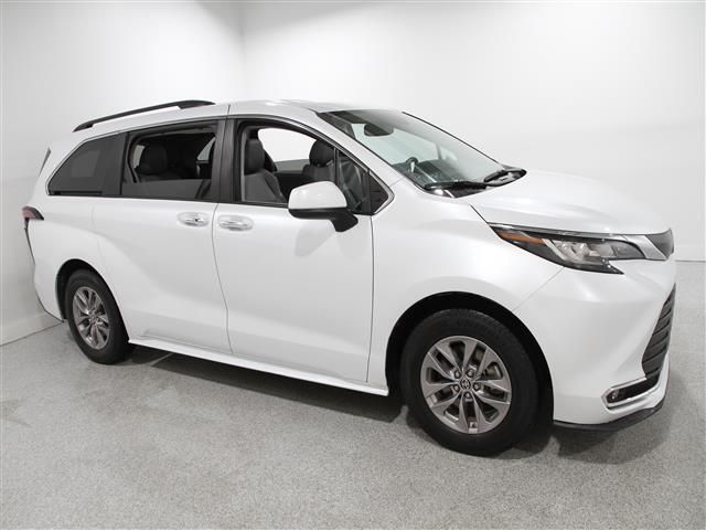 2022 Toyota Sienna XLE