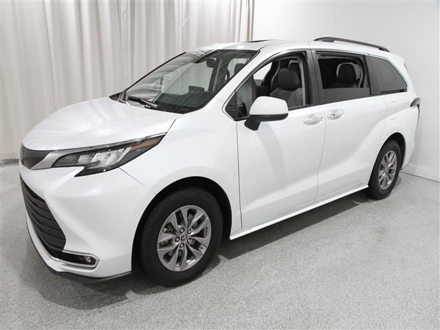 2022 Toyota Sienna XLE