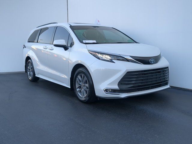 2022 Toyota Sienna XLE