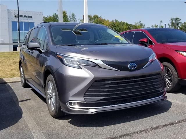 2022 Toyota Sienna XLE