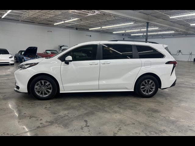 2022 Toyota Sienna LE