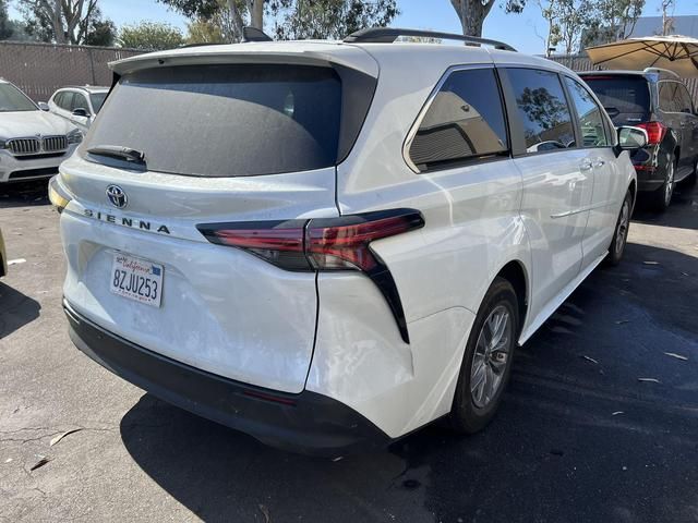 2022 Toyota Sienna XLE