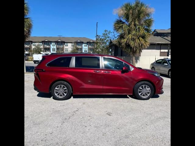 2022 Toyota Sienna XLE