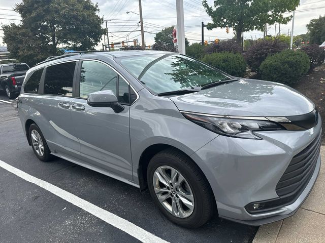 2022 Toyota Sienna XLE Woodland Edition