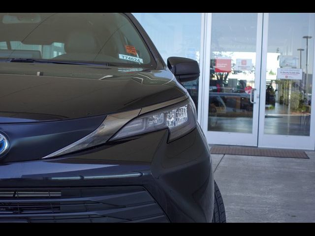 2022 Toyota Sienna XLE Woodland Edition