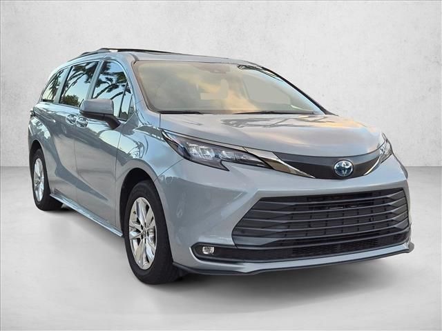 2022 Toyota Sienna XLE Woodland Edition