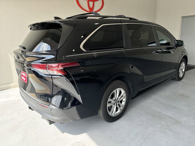 2022 Toyota Sienna XLE Woodland Edition