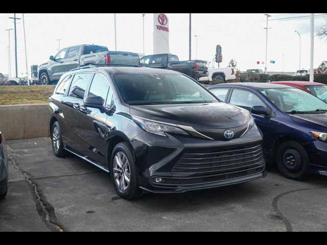 2022 Toyota Sienna XLE Woodland Edition