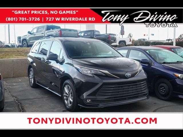 2022 Toyota Sienna XLE Woodland Edition