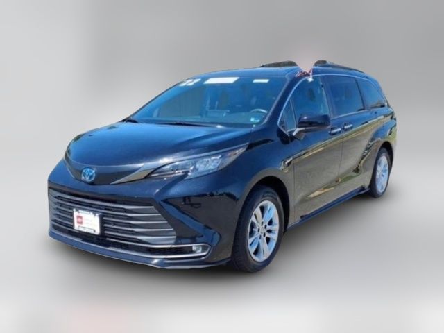 2022 Toyota Sienna XLE Woodland Edition