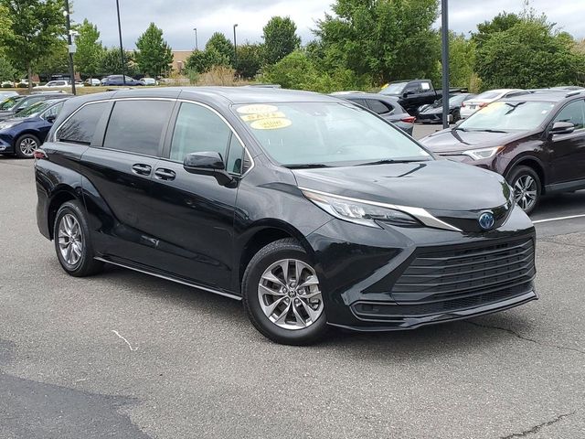 2022 Toyota Sienna LE