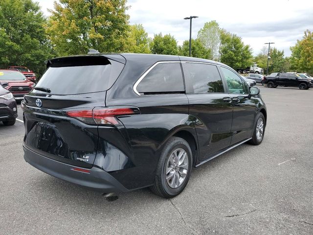 2022 Toyota Sienna LE