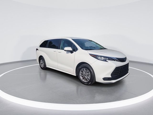 2022 Toyota Sienna LE